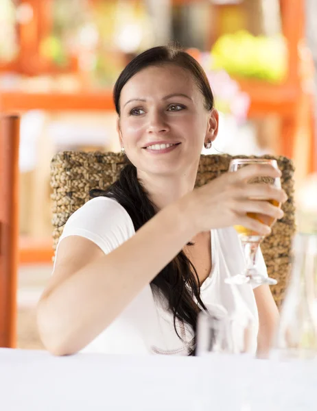 백포도주를 마시는 여자 — 스톡 사진