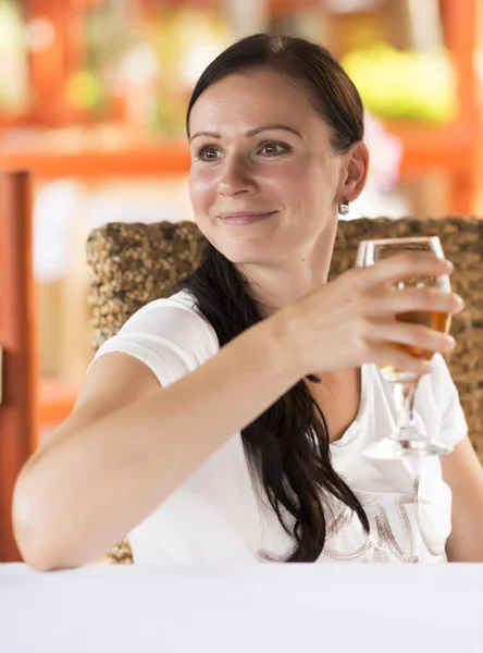 Mulher bebendo vinho branco — Fotografia de Stock