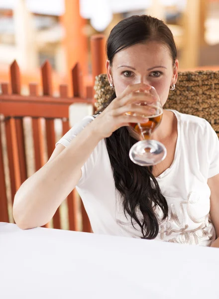 Femme buvant du vin blanc — Photo