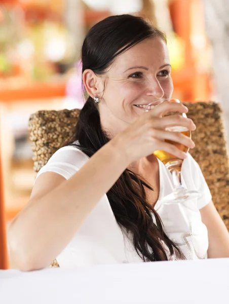Mujer bebiendo vino blanco —  Fotos de Stock