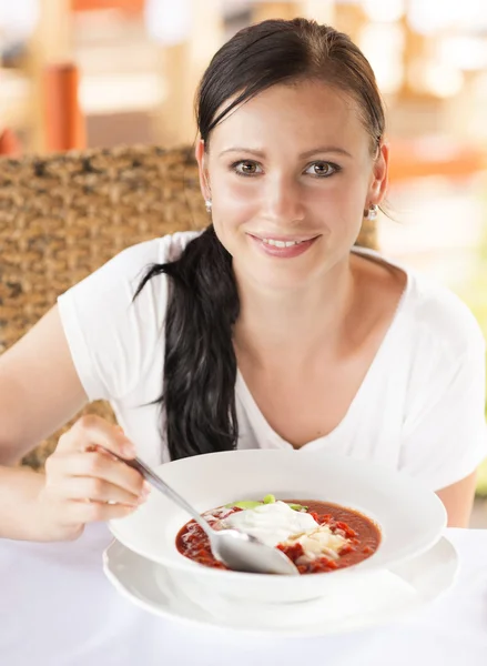 ウクライナとロシアの国家赤ボルシチを食べる女性 — ストック写真