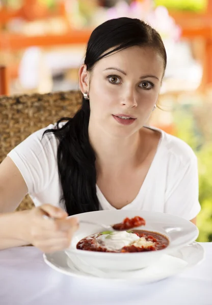 Woman eating Ukrainian and Russian national red borsch — Stock Photo, Image