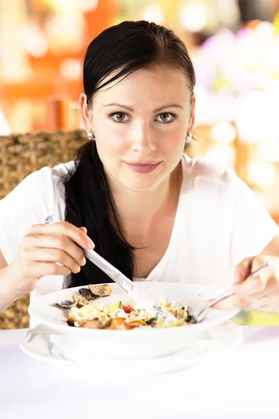 Женщина ужинает на открытом воздухе — стоковое фото