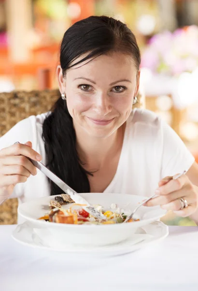 Женщина ужинает на открытом воздухе — стоковое фото