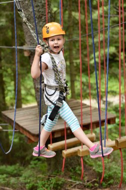 ağaçlara tırmanıyor kızla