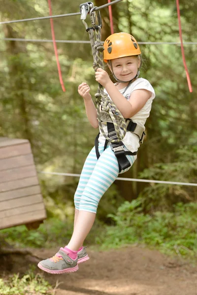 Dívka, lezení v korunách stromů — Stock fotografie