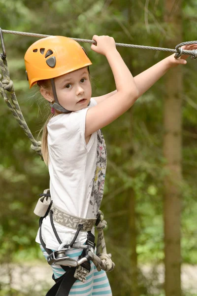 Menina escalando nas árvores — Fotografia de Stock