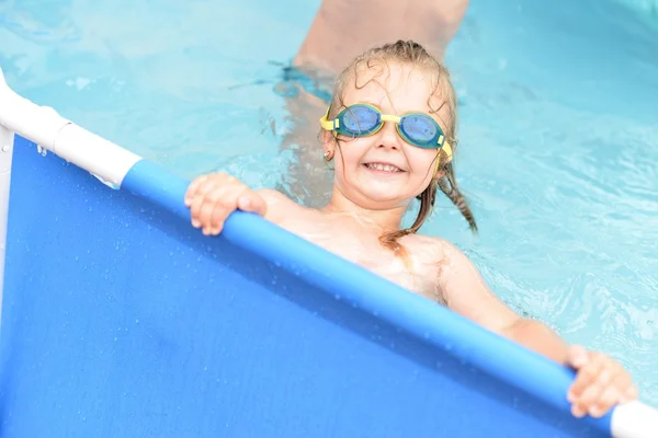 Menina na piscina — Fotografia de Stock