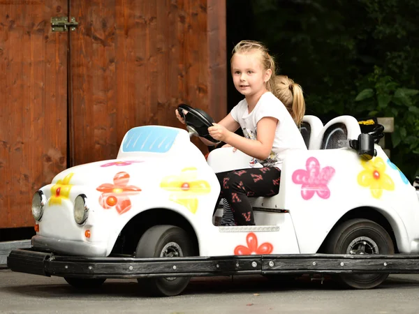 Twee meisjes speelgoedauto rijden — Stockfoto