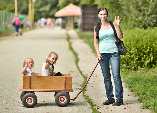 Små flickor i en vagn — Stockfoto