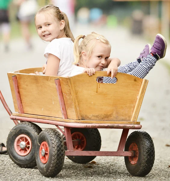 Kleine meisjes in een kar — Stockfoto