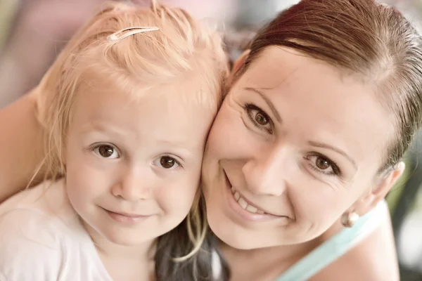 Mère avec fille mignonne — Photo