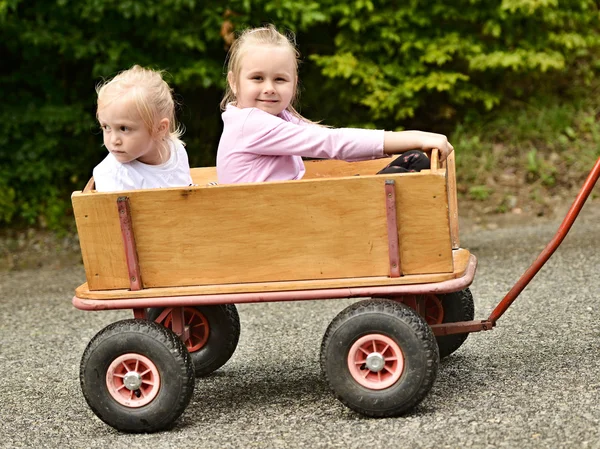 Små flickor i en vagn — Stockfoto