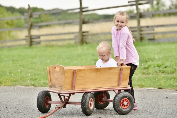 Små flickor i en vagn — Stockfoto