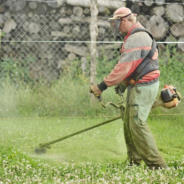 Man cutting grass — Stock Photo, Image