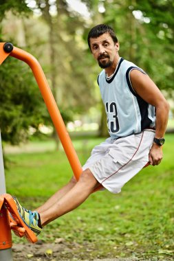 adam egzersiz fitness makine üzerinde