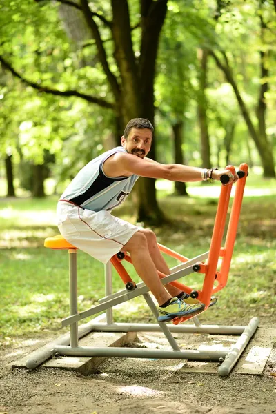 Entrenamiento de hombre en una máquina de fitness — Foto de Stock