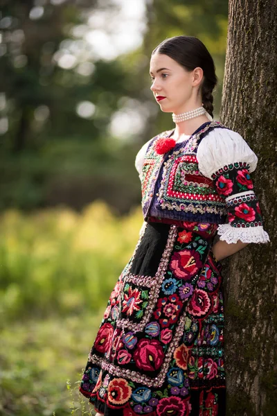 Jong Meisje Met Slowaakse Folklore Jurk — Stockfoto
