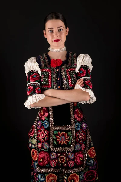 Fiatal Gyönyörű Szlovák Hagyományos Ruhában Szlovák Folklór — Stock Fotó