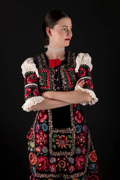 Mladá Krásná Slovenská Žena Tradičních Šatech Slovenský Folklór — Stock fotografie