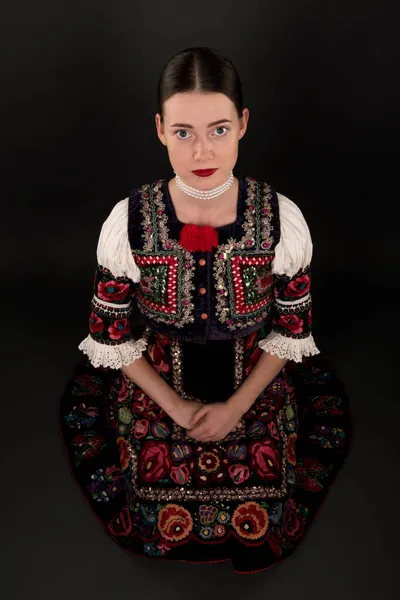 Nuori Kaunis Laiska Nainen Perinteisessä Mekossa Slovakian Kansanperinne — kuvapankkivalokuva