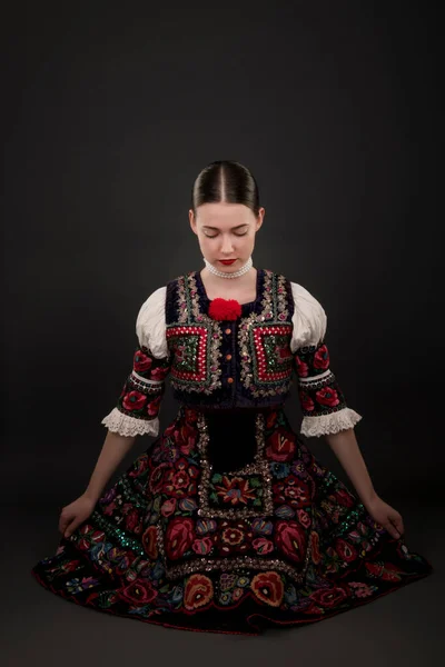 Jovem Bela Mulher Eslovaca Vestido Tradicional Folclore Eslovaco — Fotografia de Stock