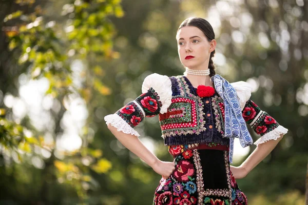 Fiatal Gyönyörű Szlovák Hagyományos Ruhában Szlovák Folklór — Stock Fotó