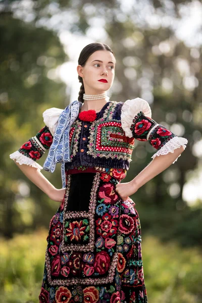 Ung Vacker Slogan Kvinna Traditionell Klänning Slovakiska Folklore — Stockfoto