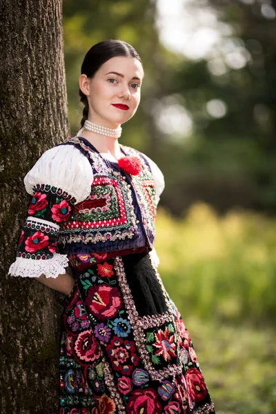 Nuori Kaunis Laiska Nainen Perinteisessä Mekossa Slovakian Kansanperinne — kuvapankkivalokuva