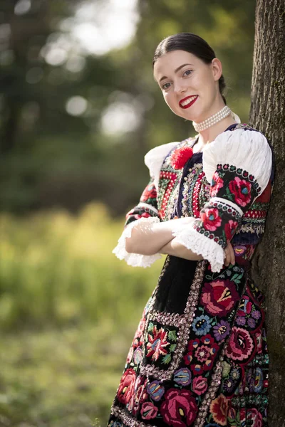 Młoda Piękna Słowianka Tradycyjnej Sukience Słowacki Folklor — Zdjęcie stockowe