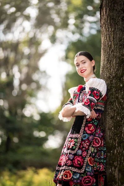 Fiatal Gyönyörű Szlovák Hagyományos Ruhában Szlovák Folklór — Stock Fotó