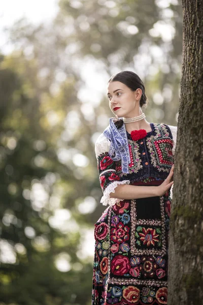 Giovane Bella Donna Slovacca Abito Tradizionale Folclore Slovacco — Foto Stock