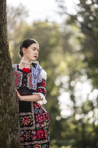 Joven Mujer Eslovaca Hermosa Vestido Tradicional Folclore Eslovaco — Foto de Stock