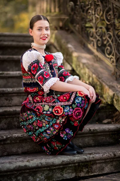 Joven Mujer Eslovaca Hermosa Vestido Tradicional Folclore Eslovaco — Foto de Stock