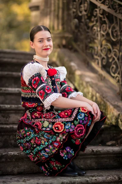 Jovem Bela Mulher Eslovaca Vestido Tradicional Folclore Eslovaco — Fotografia de Stock