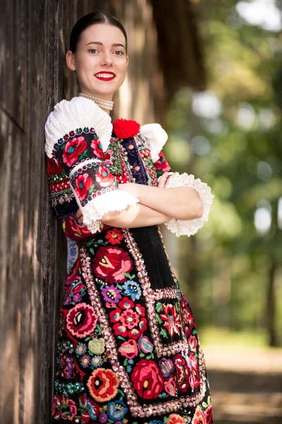 Ung Vacker Slogan Kvinna Traditionell Klänning Slovakiska Folklore — Stockfoto