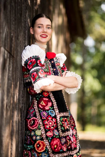 Fiatal Gyönyörű Szlovák Hagyományos Ruhában Szlovák Folklór — Stock Fotó