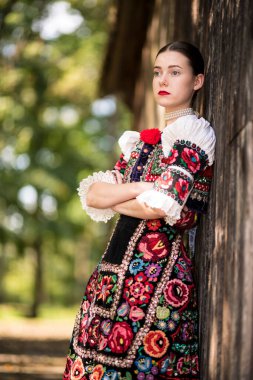 Geleneksel elbiseli, güzel, Slovak kadın. Slovakça folklor