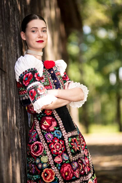 Fiatal Gyönyörű Szlovák Hagyományos Ruhában Szlovák Folklór — Stock Fotó