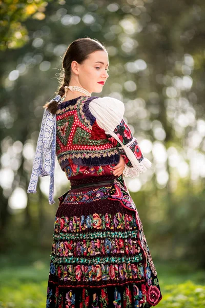 Jovem Bela Mulher Eslovaca Vestido Tradicional Folclore Eslovaco — Fotografia de Stock