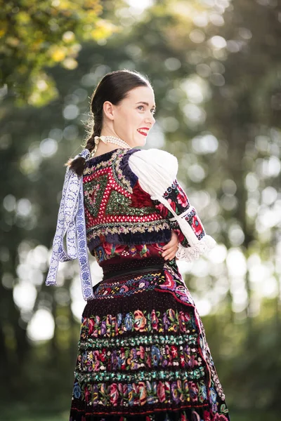 Mladá Krásná Slovenská Žena Tradičních Šatech Slovenský Folklór — Stock fotografie