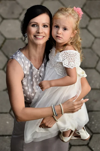 Dauter beyaz elbiseli olan anne — Stok fotoğraf