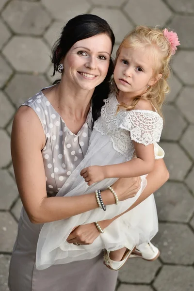 Dauter beyaz elbiseli olan anne — Stok fotoğraf