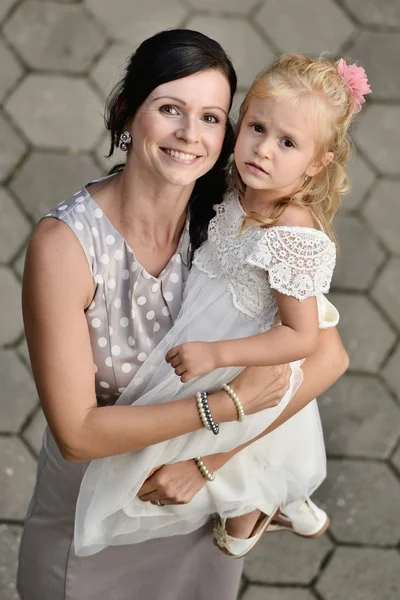 Mãe com dauter em vestido branco — Fotografia de Stock