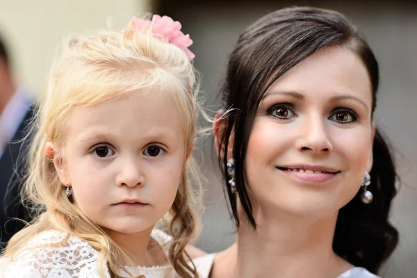 Mãe com dauter em vestido branco — Fotografia de Stock