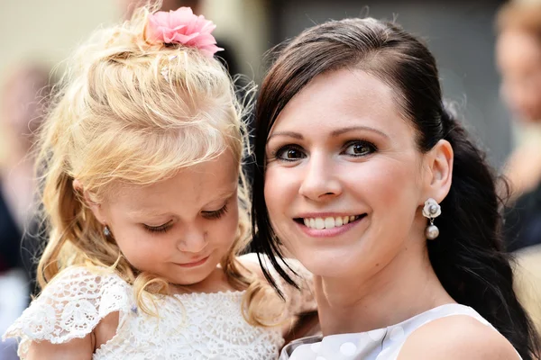 Madre con cascabel en vestido blanco — Foto de Stock