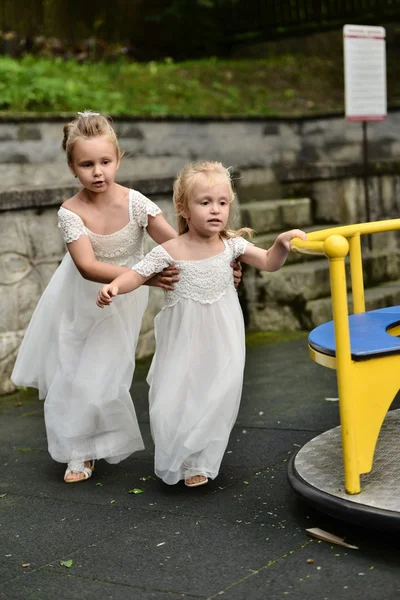 Pequenas damas de honor a brincar — Fotografia de Stock