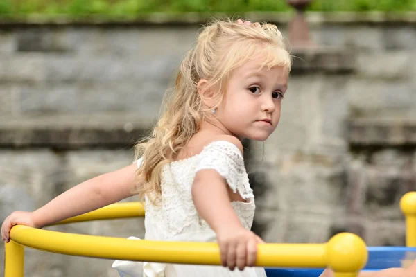 Pequena dama de honra no parque infantil — Fotografia de Stock