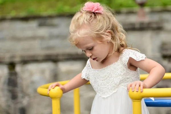 Petite demoiselle d'honneur dans l'aire de jeux — Photo