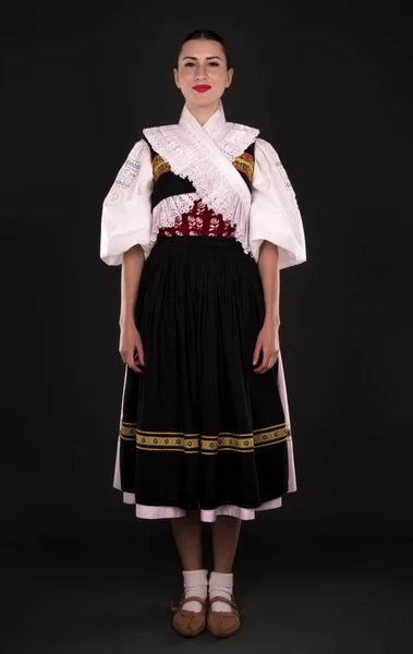 Ung Vacker Slogan Kvinna Traditionell Klänning Slovakiska Folklore — Stockfoto